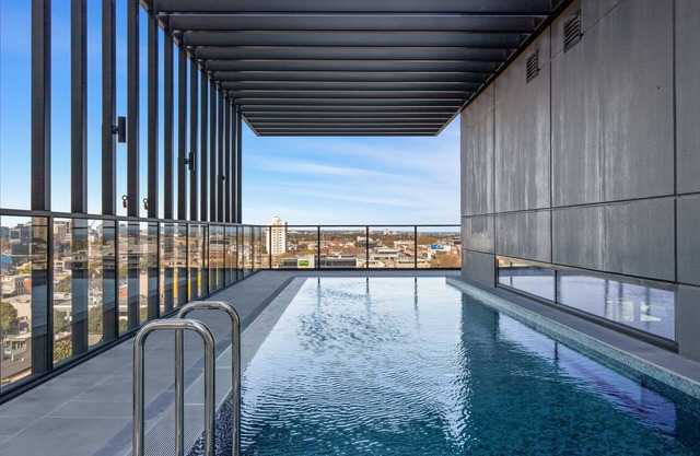 Stylish 1-Bed with Pool Gym & Stunning Views