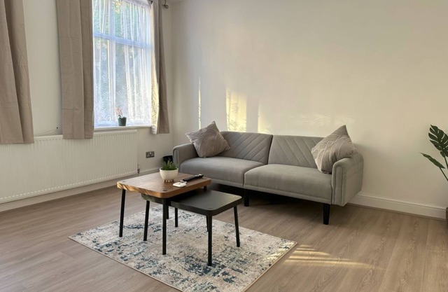 Stylish 1-Bedroom apartment 3 minutes from Elizabeth Line