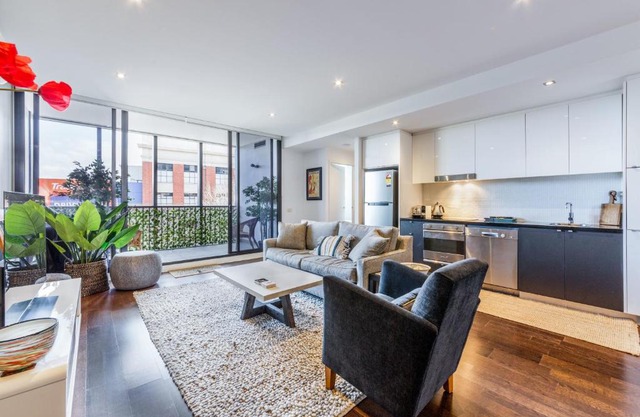 Stylish 2-bed 2 bath with free parking, pool, gym, wifi