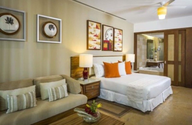 Stylish 2 bedroom 2 bathroom Condo with jacuzzi and pool on terrace.
