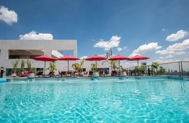 Stylish 2-bedroom apartment with heated infinity pool, fitness room & Sauna