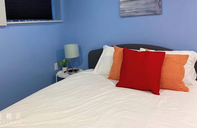 Stylish 2 Bedroom Apartment near MTA buses