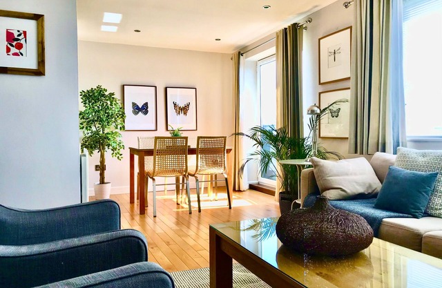 Stylish 2 bed apartment with beautiful river views