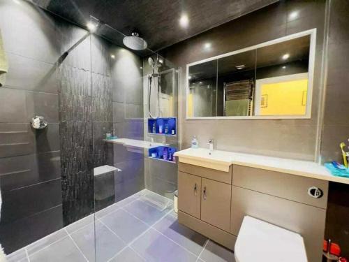 Stylish 2BD Flat with Parking Beckenham