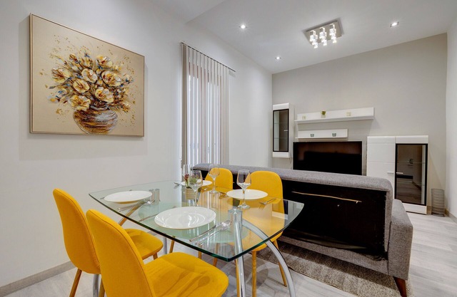 Stylish 2BR Apartment steps to the Promenade