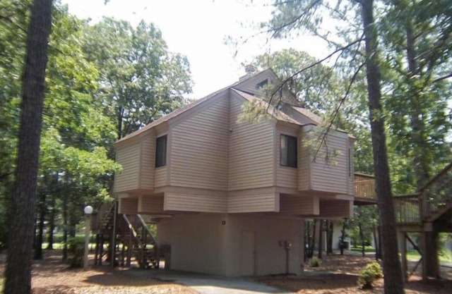 Stylish 2BR Condo with Balcony
