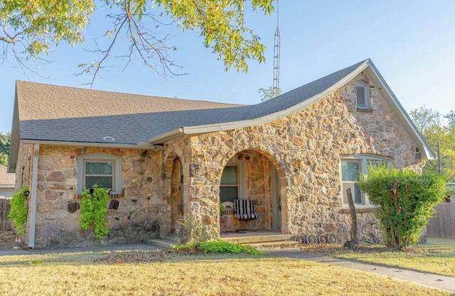 Stylish 2BR Cottage | Patio Views + Near Wineries