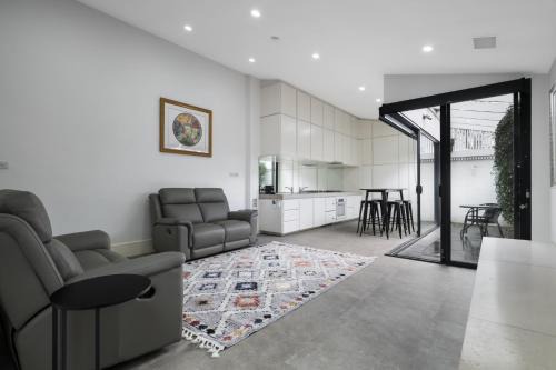 Stylish 2BR House Walk to Parks & Cafès