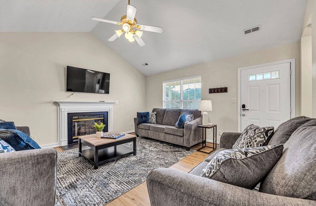 Stylish 2BR Near Hospital King Bed Fast WiFi