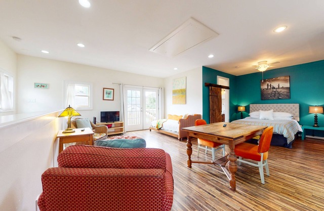 Stylish 2nd-floor studio with walkable locale, furnished patio, AC, washer/dryer