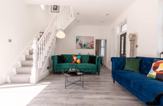 Stylish 3 Bed House close to City Centre