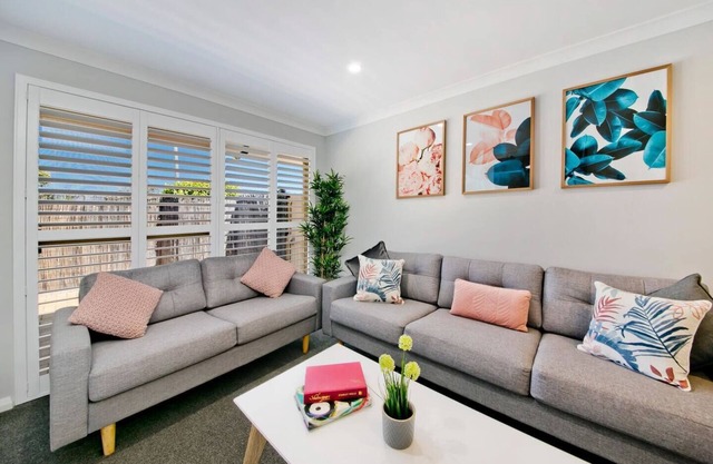 Stylish 3 BR 1 min to Cafes/Restaurants/Park!