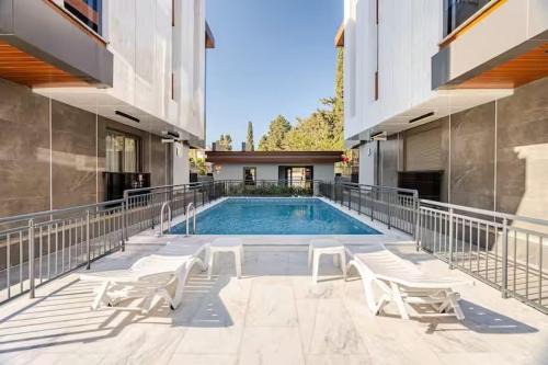 Stylish 3-BR Near Konyaaltı Beach Pool, AC & PS5