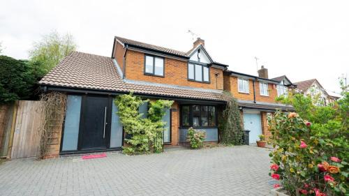 Stylish 4-Bed House in Arley