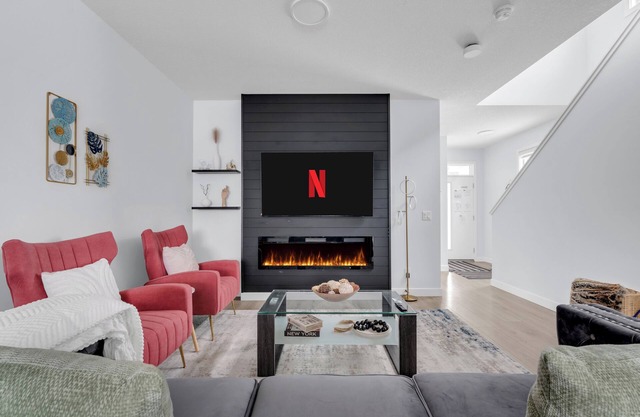 Stylish 4-Bedroom & Fireplace (Mainfloor Bedroom & Full Bathroom)