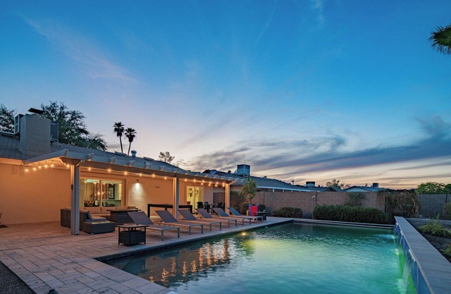 Stylish 4BR Stay w/Pool, Games & Cactus Charm, 7 minutes old town Scottsdale