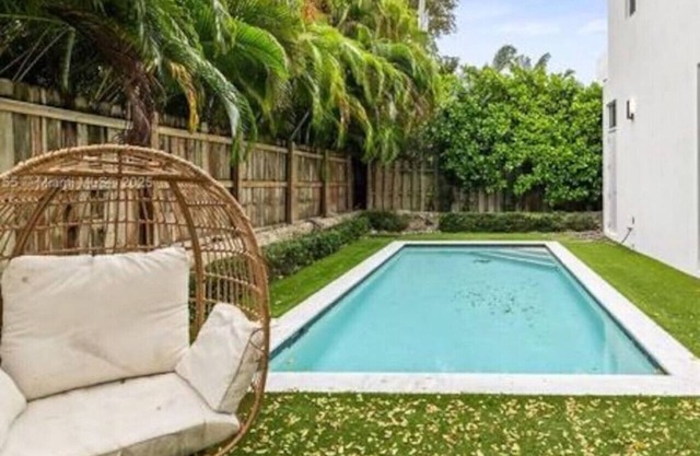Stylish and Trendy Villa with Heated Pool in Heart of Downtown