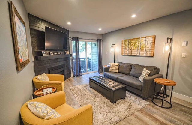 Stylish Breck Condo with Easy Ski Access
