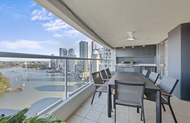 Stylish Brisbane City Stay with BBQ, Pool & Gym