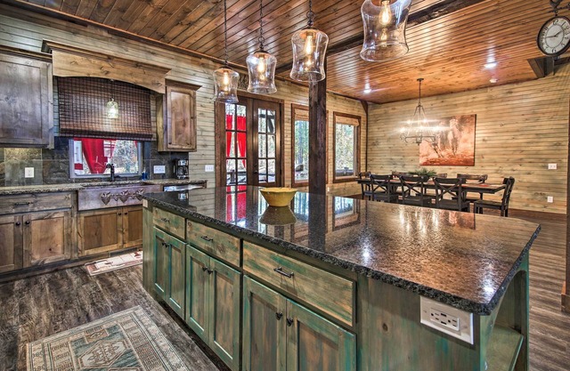 Stylish Broken Bow Cabin w/Hot Tub + Fire Pit!