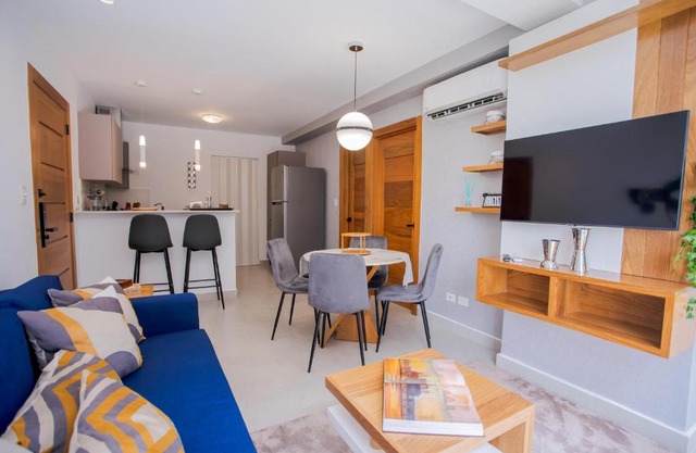 Stylish City Condo W- Pool Gym Panoramic Views