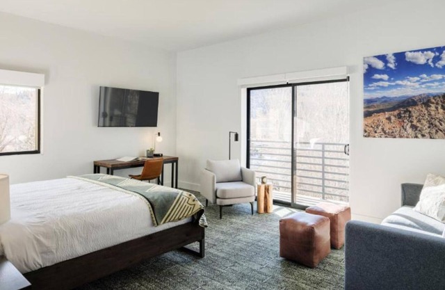 Stylish City Getaway – Walk to Dining, Art, Shopping & the Heart of Downtown