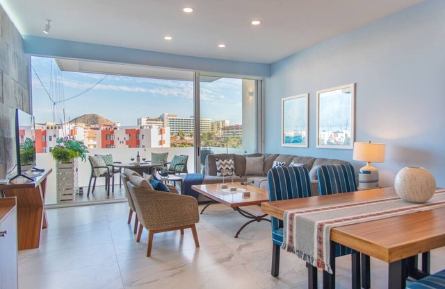 Stylish Condo Near Beach | Pool & Jacuzzi Access