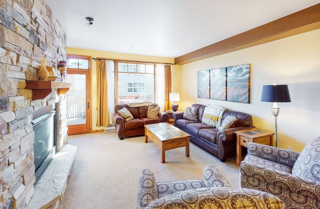 Stylish Condo w/Mountain View, Shared Hot Tub, Free WiFi, Elevator - Near Skiing