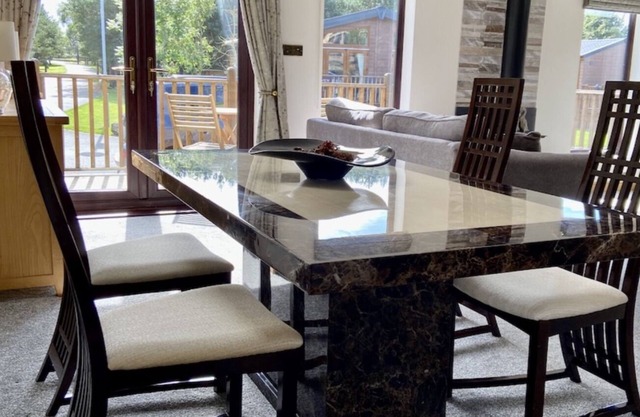Stylish Eden Lodge - Hot Tub - Pet FriendlynSleeps 4 close to golf coursen