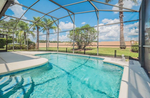 Stylish Family Villa Poolside Paradise Near Parks