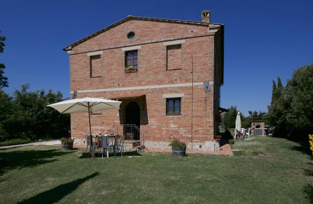 Stylish Farmhouse in Castelnuovo Berardenga with Pool