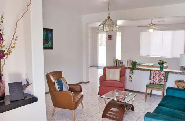 Stylish fully equipped home 4 beds 3 baths