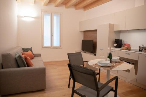 Stylish Grey Apartment - 5 minutes from the lake