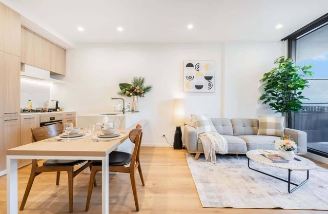 Stylish Ivanhoe Apt: Free Parking & Balcony