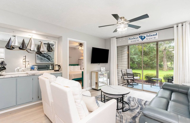 Stylish King + Queen Suites Lake-View End Unit, Golf & Beach Nearby – No Stairs