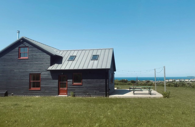 Stylish Large House Overlooking the sea & Traditional Cornish Fishing Village