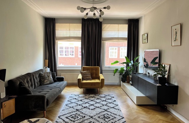 Stylish & luxurious 3-BR apartment with roof terrace near RAI - also long term