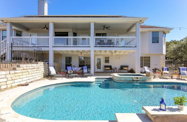 Stylish Luxury Retreat Near Austin: Perfect for Weekend Getaways w/Sunset Views