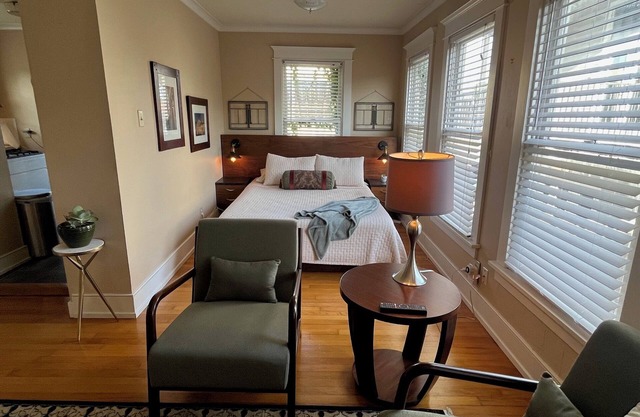 Stylish Mid-Century Studio in the Heart of Montrose