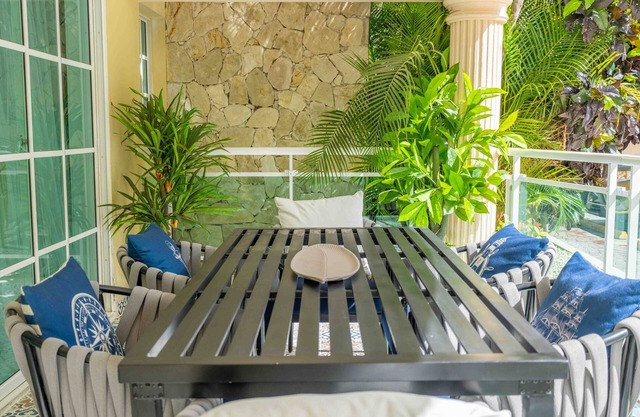 Stylish NEW condo by beach.2 min walking distance
