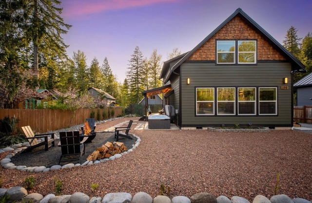 Stylish Rainier Retreat – Hot Tub & Stargazing