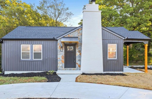 Stylish remodeled mid-term rental, minutes from downtown Knoxville & UTK