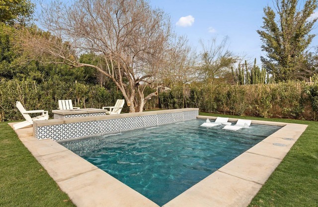 Stylish Retreat: FREE Heated Pool w/Jets, Putting Green & Outdoor Kitchen