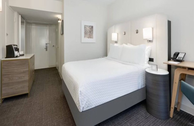 Stylish Room Elegant Décor in the Heart of Dallas! Outdoor Pool!