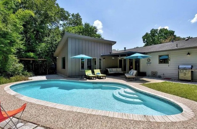 Stylish Stardust Drive Modern Retreat