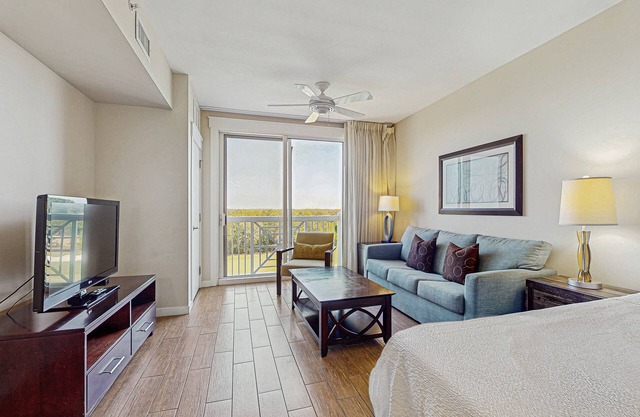 Stylish suite with a shared pool/hot tub and golf course/bay views