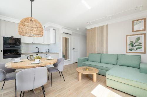 Stylowy Apartament 400 m od Plaży by Noclegi Renters