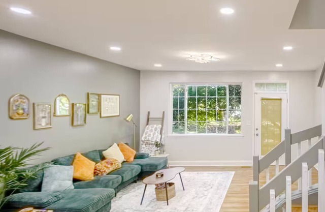 Suburban Comfort Just 35 Min from Downtown Chi