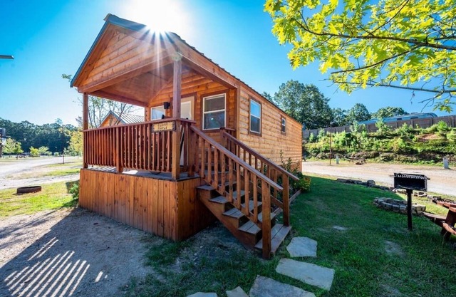 Sugar Maple: Sleep 3, Tiny Cabin, Pets, Near Lake