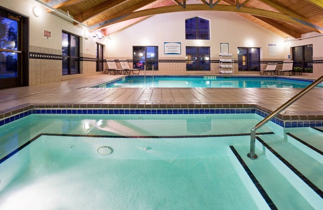 Suite 5 Mins to Mall of America w/24 Hour Gym !
